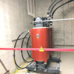 Der erzeugte Strom wird mittels Transformatoren von 690 V Generatorspannung auf 20 kV Netzspannung umgewandelt. Maschienentransformator, Muldestausee