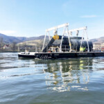 Mit dem ebenfalls von Bilfinger gefertigten Transport- und Montageschiff „Edith 2“ wurde die Strom-Boje® im heurigen Frühjahr nach Kienstock in die Wachau befördert. Stromboje Katamaran