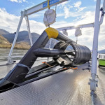Nach langjähriger Entwicklung steht die Strom-Boje® von Fritz Mondl nun kurz vor der Serienreife. Das schwimmende Kleinwasserkraftwerk der Aqua Libre GmbH verfügt dank seines innovativen Funktionsprinzips über ein vielversprechendes Anwendungspotential an großen und mittleren Flüssen. Bei der im Frühjahr 2021 abgeschlossenen Revitalisierung und strömungshydraulischen Optimierung der Strom-Boje® setzte der Entwickler mit der Bilfinger Industrial Services GmbH auf einen „Big Player“ im Stahlbau. Stromboje, Aqua Libre GmbH