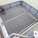 Die Muhr Schachtrechen werden als komplett fertige Module geliefert. In jedem Modul ist der Rechenrahmen, der Rechen sowie das zugehörige Reinigungssystem inklusive elektrischem Antrieb bereits fertig montiert. Muhr Schachtrechen, Großweil