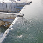 Die beide Schachtkraftwerkseinläufe im Regelbetrieb, also mit geschlossenen Segmentwehren inklusive Fischabstiegsöffnung Schachtkraftwerkseinläufe im Regelbetrieb, Großweil