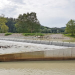 Im Normzustand des Regelbetriebs ist die Wehrklappenanlage leicht überspült. Wehrklappenanlage Großweil