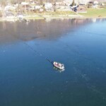 Das Kunststoffrohr für die Tiefenwasserableitung wurde in 10 Meter Tiefe verlegt. Alle
5 m wurde es mit Betonauflagen beschwert. Kunststoffrohr für die Tiefenwasserableitung