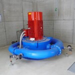 Aufgrund der beträchtlichen Schwankungen des Triebwasserdargebots ist die 4-düsige Peltonturbine aus dem Hause Tschurtschenthaler die ideale Antwort. Sie ist auf 80 kW Leistung ausgelegt und kann noch mit weniger als 10 Prozent der Maximalbeaufschlagung am Netz verbleiben. Pelton-Turbine Tschurtschenthaler