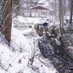In der Wasserfassung, die auf einer Felsstufe in der Thierseer Schlucht gebaut
wurde, werden das sauerstoffarme Wasser
aus der Tiefenableitung und Oberflächen-
wasser aus dem Thierseebach vermischt
und in die Druckrohrleitung geführt. Hier erfolgt auch eine Restwasserdotation. Wasserfassung Thiersee