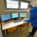 Der langjährige Betreuer der Kraftwerke Alfred Sollbauer zeigt sich von der neuen Steuerungs- und Leittechnik von der Firma SAS angetan. Unterschiedliche Farben der Maschinen – hinterlegt in der Visualisierung – helfen Bedienungsfehler zu vermeiden. Steuerungs- und Leittechnik