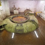 Die alte Kaplan-Turbine im Kavernenkraftwerk unter Wasser Die alte Kaplan-Turbine im Kavernenkraftwerk unter Wasser