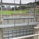 S.K.M. stellte einmal mehr sein Stahlwasserbau-Know-how unter Beweis. Im Bild: der Einlaufschütz mit integriertem Grobrechen. Einlaufschütz mit integriertem Grobrechen