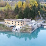Die Zentrale des Wasserkraftwerks Adont in der Graubündner Gemeinde Surses wurde am Ausgleichsbecken Burvagn des Kraftwerkes Tiefencastel West errichtet.
Im Regeljahr kann das neueste Kleinwasserkraftwerk von ewz den Strombedarf von rund 4.300 Durchschnittshaushalten auf umweltfreundliche Weise abdecken. KW Adont Zentrale ewz