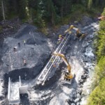 Das Einheben der in zwei Teilen angelieferten Rohrbrücke über den Adont mit einer Spannweite von 35 m wurde mithilfe von zwei Baggern und viel Fingerspitzengefühl bewältigt. KW Adont Rohrbrücke