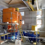 Bei vollem Wasserdargebot schafft die Turbine von Troyer eine Engpassleistung von knapp 3 MW. Dank der vier hydraulisch geregelten Düsen kann der Maschinensatz auch bei verringerten Zuflüssen mit einem Höchstmaß an Effizienz Strom erzeugen. KW Adont Turbine
