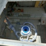 Im Sommer des Vorjahres startete Troyer mit der Montage der 4-düsigen Pelton-Turbine. Aufgrund der beträchtlichen Kräfte, die bei 620 m Bruttofallhöhe auf die wasserberührten Teile der Maschine einwirken, wurden diese äußerst massiv ausgeführt. KW Adont Turbinengehäuse von oben