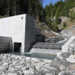 Die Südtiroler Wild Metal GmbH lieferte das komplette Stahlwasserbauequipment für die Wehranlage des neuen Wasserkraftwerks. Das großteils selbstreinigende Coanda-System „GRIZZLY“ sorgt konstruktionsbedingt dafür, dass Geröll, Kiesel und Geschwemmsel automatisch in die Restwasserstrecke gespült werden. KW Adont Wasserfassung
