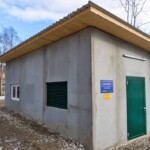 Das neue Krafthaus wurde rund 170 m weiter flussabwärts vom alten Standort in zweckmäßiger Betonbauweise hochgezogen. KW Köppelmühle Krafthaus