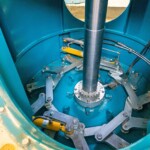 Blick auf den Leitapparatverstellmechanismus der neuen Kaplan-Turbine vom deutschen Niederdruckexperten Watec-Hydro GmbH. Unter Volllast schafft die vertikalachsige Maschine eine Engpassleistung von knapp 200 kW. Darüber hinaus gewährleistet die Turbine auch bei wenig Wasserdargebot sehr gute Wirkungsgrade. KW Köppelmühle Leitapparat