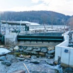 Das Kleinwasserkraftwerk Köppelmühle im Kärntner Lavanttal wurde vom Betreiber Kiendler GmbH im Vorjahr umfassend erneuert. Die Engpassleistung der Anlage steigerte sich dank der modernen Kraftwerkstechnik nahezu um das Doppelte auf ca. 200 kW. KW Köppelmühle Wehranlage