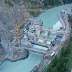 Außergewöhnlichen Witterungsverhältnisse erschwerten die Bauarbeiten an der Wehrbaustelle Ovella. Um die 50 m lange und 26 m hohe Wehranlage errichten zu können, wurde der Inn zu Beginn umgeleitet, später konnte er durch die Wehrfelder geführt werden. Gemeinschaftskraftwerk Inn GKI Wehrbaustelle Ovella