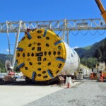 Die rund 380 Tonnen schweren Tunnelvortriebsmaschinen werden in Stellung gebracht. Im Sommer 2015 wird die erste angedreht. GKI_Durchschlag Süd Magliadrun