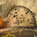 Geologische Störzonen im Berg
bremsen den Schwung der beiden
Tunnelvortriebsmaschinen. TVM SÜD