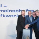 Erich Entstrasser (Vorstandsvorsitzender TIWAG), Landeshauptmann Anton Mattle, Ständerat Martin Schmid (Präsident EKW AG) und Regierungsrat Mario Cavigelli (v.l.) nehmen gemeinsam die Maschinen des neuen GKI in Betrieb. gki_inbetriebnahme_2022