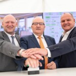 COO Verbund Achim Kaspar, der 2. Landtagspräsident Karl Moser und NR-Abg. Alois Schroll (v.l.) drücken gemeinsam den Startknopf. Wasserkraftwerk-Ybbs-Persenbeug