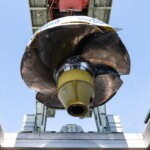 Einheben der 5-flügeligen Kaplan-Turbine. Wasserkraftwerk-Ybbs-Persenbeug