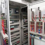 Das Steuerungs- und Leitsystem wurde von Siemens sowohl in digitaler Form
als auch – zu Redundanzzwecken –
noch in analoger Form realisiert. Steuerungs- und Leitsystem Wasserkraftwerk Grubbach