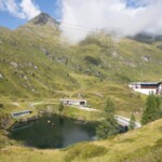 26.000 m3 fasst der Speicher Langwied, der 1999 auf rund 1.960 m Seehöhe angelegt wurde. Seit 2012 wird der Speicher sowohl für die Beschneiung als auch für die Stromerzeugung genutzt. Speicherteich_Langwiedboden