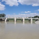 Der Neubau der Wehranlage in Jettenbach war ebenfalls ein zentraler Bestandteil des Projekts. Über den ca. 20 km langen Innkanal fließen nun maximal 410 m³/s Triebwasser zum Krafthaus nach Töging. Wehr Jettenbach-Aschau