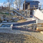 Beim Kraftwerk Rath am Ilzbach, einem kleinen Gewässer in der
steirischen Barbenregion mit einem mittleren Durchlfuss von 500 l/s,
überwinden die Fische an der Wehranlage über den eco2-Fischpass eine Fallhöhe von 2,6 m. Die Dotationswassermenge beträgt 47 l/s. Denil eco2