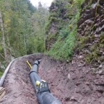 Dank der Abwinkelbarkeit in den Muffen konnte die Leitung perfekt an die Topographie angepasst werden. Kraftwerk Klamm II