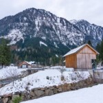 Von den Maschinengebäuden der Oberliegerkraftwerke Schwarzenseebach (im Vordergrund) und Sagschneider fließt das Triebwasser zu einem Sammelbecken für den Neubau am Kleinsölkbach. Kraftwerk Kleinsölkbach Krafthäuser Sagschneider u Schwarzenseebach