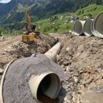 Über eine 3.470 m lange GFK-Druckrohrleitung DN1900/1800/1700 gelangt das Triebwasser vom Sammelbecken ins neue Krafthaus. Fachmännisch verlegt wurde der Kraftabstieg von den Gebr. Haider, die im gleichen Zug auch die gesamten Hoch- und Tiefbauarbeiten durchführten. Kraftwerk Kleinsölkbach Rohrverlegung