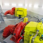 Der im oberösterreichischen Mühlviertel ansässige Wasserkraftallrounder Global Hydro Energy GmbH lieferte zwei auf 4 bzw. 2 m³/s ausgelegte Francis-Turbinen inkl. direkt gekoppelter Synchron-Generatoren. Bei vollem Wasserdargebot erreichen die horizontalachsigen Turbinen mehr als 3,7 MW Engpassleistung. Kraftwerk Kleinsölkbach beide Maschinensätze