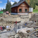 Für den Einbau einer zweiten Turbine musste das Kraftwerk Sagschneider umfassend erweitert werden. Die Ausbauwassermenge der Bestandsanlage wurde im Zuge des Umbaus von 1,5 auf 3 m³/s verdoppelt. Kraftwerk Sagschneider Bauarbeiten Krafthauserweiterung