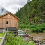 An der Wasserfassung des Kraftwerks Sagschneider wurde der Entsander für die verdoppelte Ausbauwassermenge vergrößert. Den gesamten Stahlwasserbau für die Wasserfassung und das neue Sammelbecken lieferte die oberösterreichische Danner Wasserkraft GmbH. Kraftwerk Sagschneider Wehranlage 1