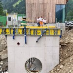 Beim Kraftwerk Schwarzenseebach wird das zuvor turbinierte Triebwasser durch ein Einlaufbauwerk gefasst und danach direkt zum neuen Sammelbecken geleitet. Kraftwerk Schwarzenseebach Einlaufbauwerk