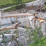 Bauarbeiten an der Wasserfassung im Juli 2022. Durchgeführt wurden die kompletten Hoch- und Tiefbauarbeiten sowie die Verlegung der Druckrohrleitung von der Vorarlberger Jäger Bau GmbH. Kraftwerk Theodul II Bauarbeiten Wasserfassung