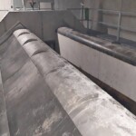 Im Entsandergebäude scheidet das Coanda-System Grizzly Power Optimus zuverlässig die feinen Sedimente aus dem Triebwasser ab. Angeordnet wurden die insgesamt 14 Feinrechenfelder links- und rechtsseitig entlang des Verteilkanals. Kraftwerk Theodul II Coanda Optimus