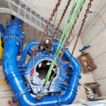 Montage der 6-düsigen Pelton-Turbine im Krafthaus. Gefertigt wurde das Kraftpaket von der in Oberösterreich ansässigen WWS Wasserkraft GmbH, die auch das elektro- und leittechnische Equipment sowie verschieden Absperr- und Regulierorgane für die Wasserfassung lieferte. Kraftwerk Theodul II Einbau Turbine
