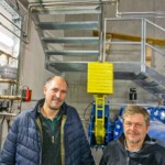 Markus Mähr vom Planungsbüro breuß mähr bauingenieure gmbh (li.) und Bürgermeister Klaus Bitschi freuen sich über das erfolgreiche Wasserkraftprojekt im Brandnertal. Kraftwerk Theodul Mähr u Bitschi