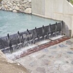 Die 12 m breite Stauklappe lässt eine Stauhöhe von 1,5 m zu. Der gesamte Stahlwasserbau für das neue KW Suldenbach stammt vom Südtiroler Branchenspezialisten Gufler Metall. Wasserkraftwerk Suldenbach