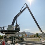 Rechenreinigungsmaschinen sind ein Teil der Erfolgsgeschichte des oberösterreichischen Branchenspezialisten Braun Maschinenfabrik.
Das Unternehmen bietet nicht nur sämtliche Bauformen und Größen davon an, sondern ist auch in der Lage, Speziallösungen zu liefern.
Im Bild: Knickarm-RRM an der Salzach Braun Rechenreinigungsmaschine