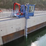 Die horizontale Rechenreinigungsmaschine ist mit einem voll ausgestatteten Führerhaus und einem zusätzlichen Baggerarm ausgeführt. Braun Rechenreinigungsmaschine