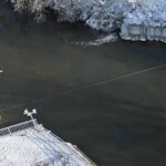 An der Pilotanlage Leinau/Wertach ist im Betrieb nur das oberste gespannte Seil (Bildmitte) und das Betriebsgebäude (links) erkennbar Wasserkraftwerk Leinau Fishprotector