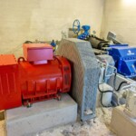 Unter Volllast schafft die auf 800 l/s Ausbauwassermenge und rund 29 m Bruttofallhöhe ausgelegte Durchström-Turbine ca. 150 kW Engpassleistung. Darüber hinaus erzielt der Maschinensatz in einem breiten Teillastspektrum sehr gute Wirkungsgrade. Wasserkraftwerk Perhab Maschinensatz