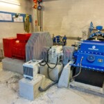 Das Maschinengebäude des Kleinkraftwerks Perhab wurde im Zuge einer umfassenden Erneuerung mit moderner Wasserkrafttechnik ausgerüstet. Anstelle von zwei Pump-Turbinen erzeugt nun eine Durchström-Turbine vom Hersteller Ossberger sauberen Strom. Kraftwerk Perhab Maschinensatz