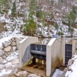 Die komplett erneuerte Wasserfassung wurde zur Gewährleistung der Hochwassersicherheit mit einer hydraulisch betriebenen Wehrklappe ausgestattet. Wasserkraftwerk Perhab Wehranlage