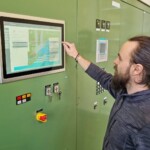Felix Baumgartner, Betriebselektriker, Kraftwerk Reckingen AG, bei der Bedienung des RITOP Leitsystems auf dem Touchpanel. Wasserkraftwerk Neuhausen