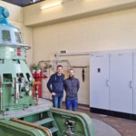 Michael Gasser, Projektleiter, Rittmeyer AG (links) und Felix Baumgartner, Betriebs-
elektriker, Kraftwerk Reckingen AG (rechts) im Maschinensaal mit Rittmeyer Leittechnik. Wasserkraftwerk Neuhausen